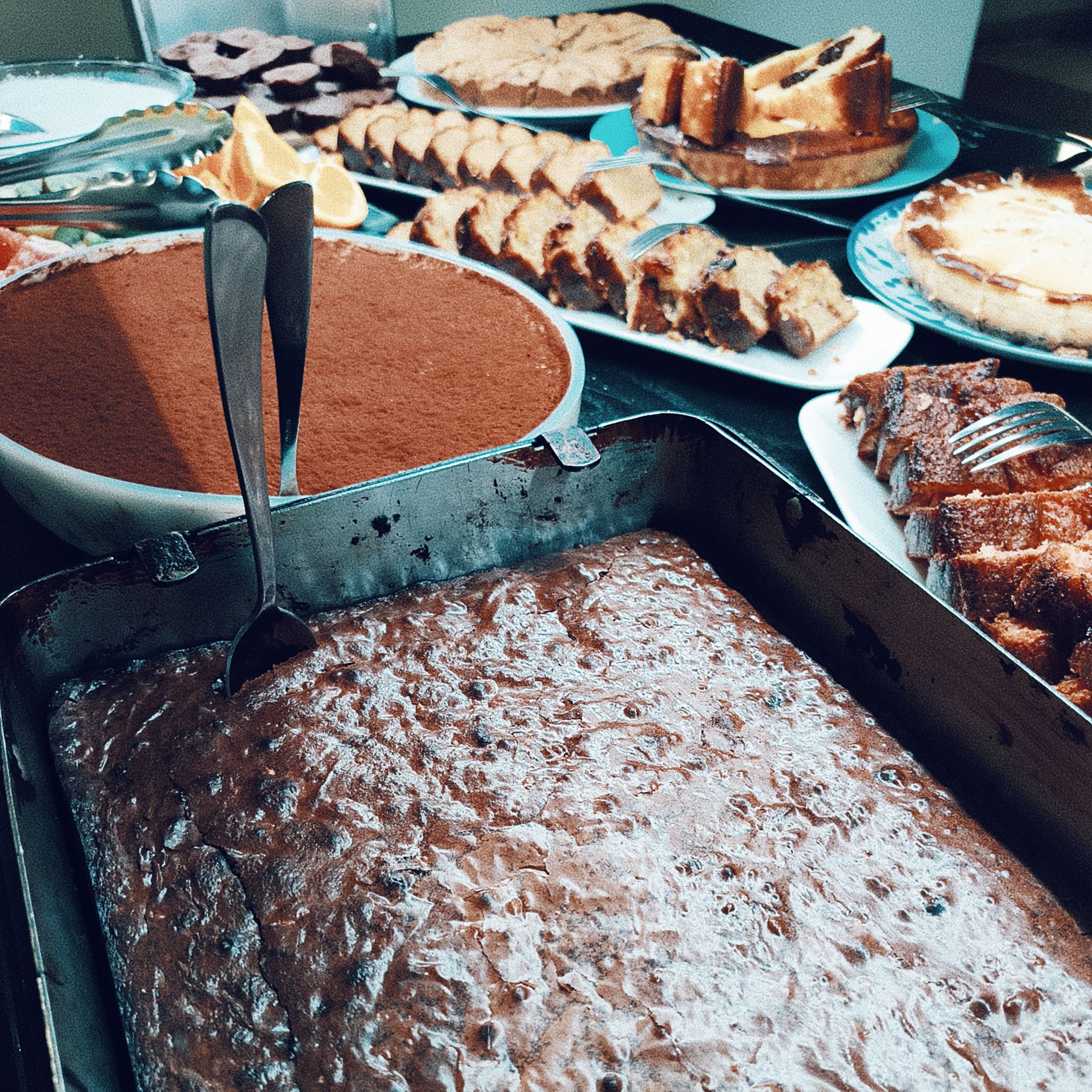 Buffet de desserts faits maison avec le brownie aux cacahuètes, dessert signature du restaurant GASPARD à Tours