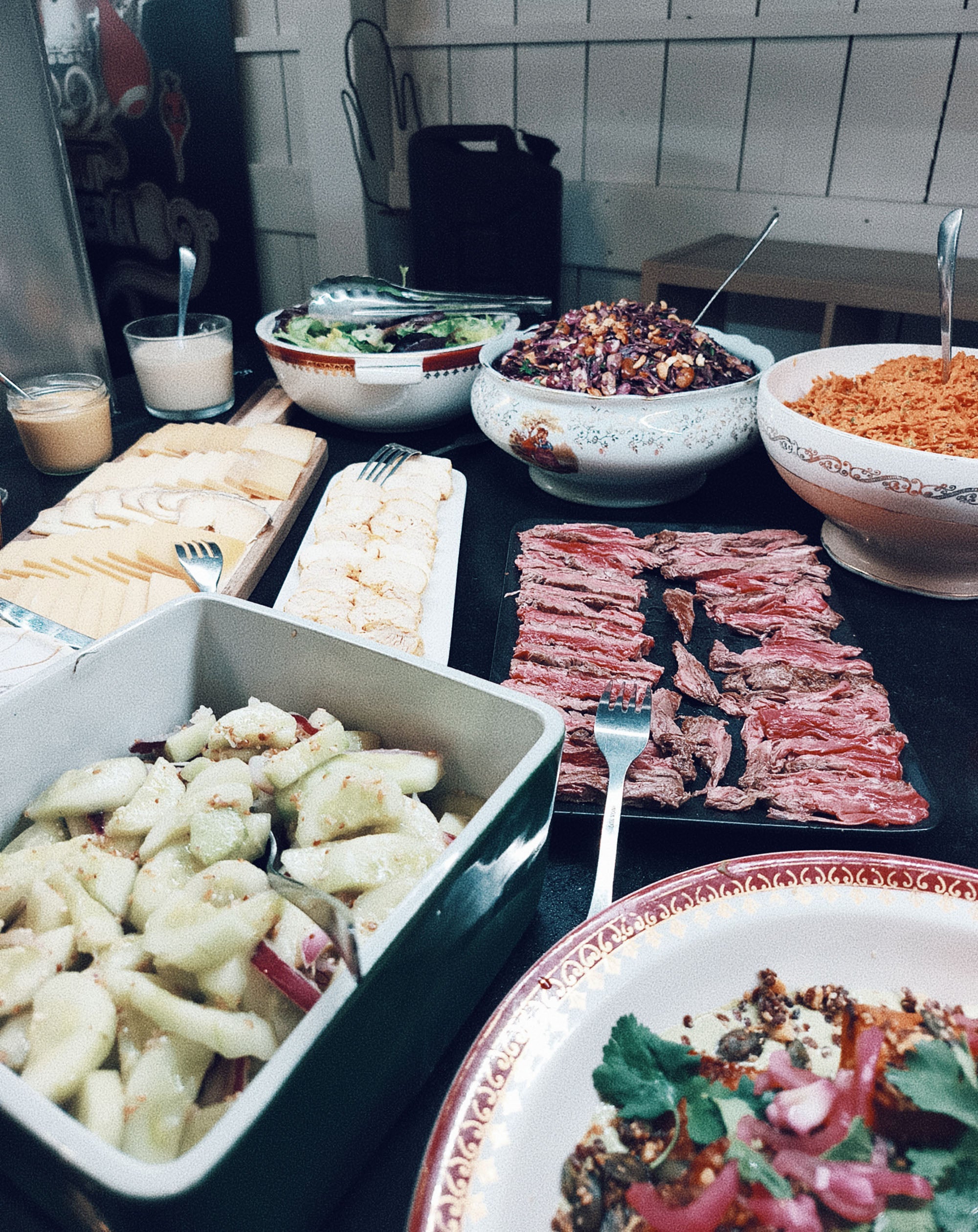 Buffet d'entrées fraîches et variées à volonté au restaurant GASPARD à Tours