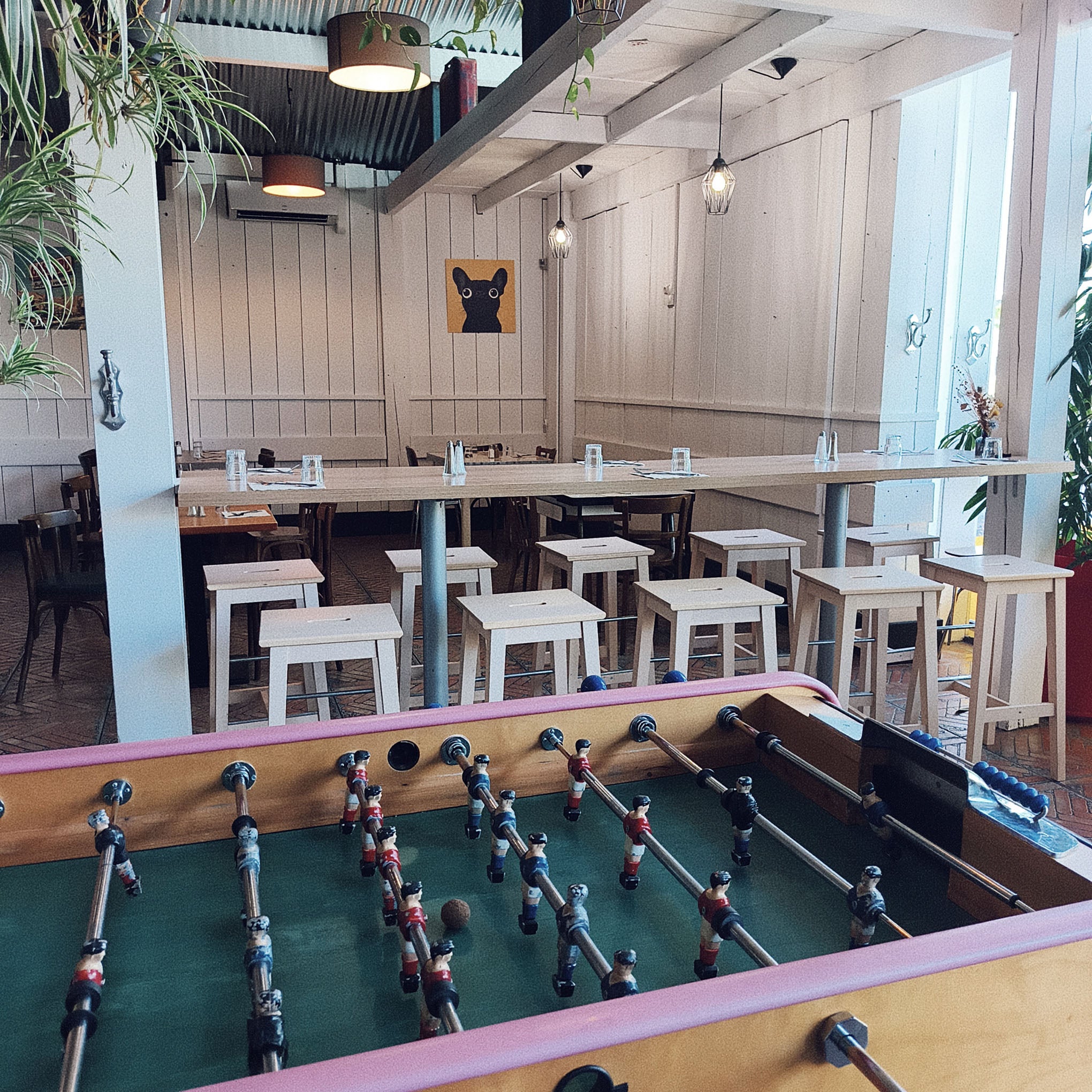 Salle du restaurant GASPARD à Tours avec baby-foot pour un moment convivial